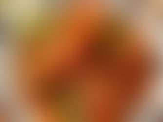 केरल स्टाइल पेपर चिकन की तस्वीर - मसालेदार चिकन बेकिंग पेपर में लपेटकर पकाया गया, करी पत्तों और मसालों के साथ परोसा गया