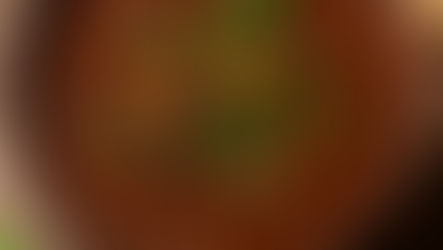 ढाबा स्टाइल काली मसूर दाल देसी घी के तड़के और हरी धनिया से सजी हुई, रोटी और चावल के साथ परोसने के लिए तैयार