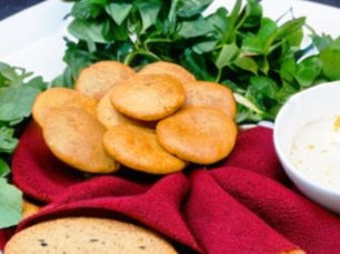 खस्ता और कुरकुरी उड़द दाल कचौरी, घर पर बनी स्वादिष्ट भारतीय स्नैक