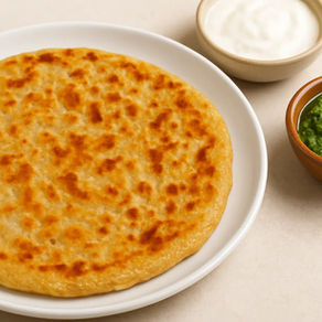 नवरात्रि व्रत के लिए राजगिरा पराठा – आलू और राजगिरा आटे से बना हेल्दी फलाहारी पराठा, दही और हरी चटनी के साथ परोसा हुआ