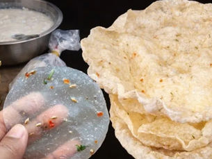 कच्चे और तले हुए chawal ke aate ke khichiya papad, चावल के आटे के खिचिया पापड़ की अलग-अलग स्टेज, साथ में पापड़ बनाने के उपकरण