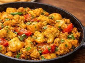 आलू गोभी की सूखी सब्जी पूरी और पराठे के साथ – आसान भारतीय रेसिपी