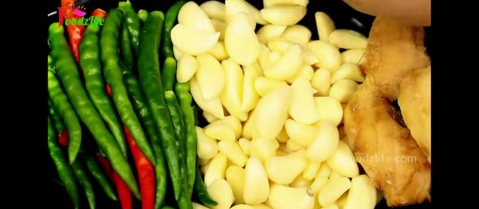 लहसुन अदरक मिर्च का अचार । Lahsun Adrak Mirch Ka Achar । Ginger Garlic Chilli Pickle