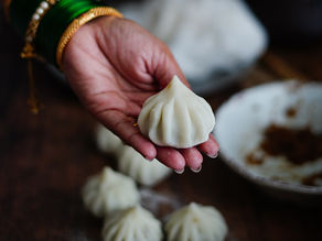 बिना मोल्ड के घर पर बने नारियल और गुड़ से तैयार मोदक | गणेश चतुर्थी स्पेशल रेसिपी