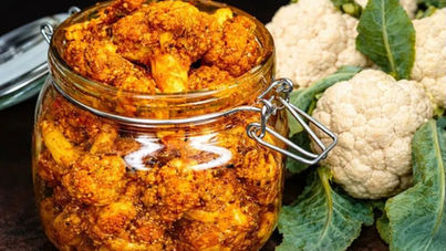 jar me rakha hua chattpata gobhi ka achar mustard oil aur desi masalon ke sath, homemade cauliflower pickle winter special
