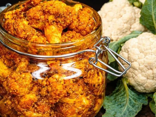 jar me rakha hua chattpata gobhi ka achar mustard oil aur desi masalon ke sath, homemade cauliflower pickle winter special