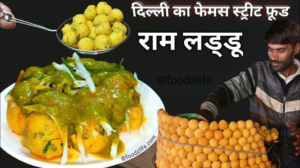 व्यक्ति राम लड्डू बना रहा है। सफेद प्लेट में लड्डू, हरी चटनी से ढके हैं। शीर्षक: दिल्ली का प्रसिद्ध स्ट्रीट फूड।