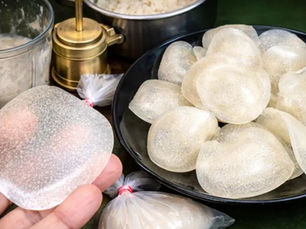 बचे हुए चावलों से बने basi chawal ke papad, कच्चे और सूखे चावल के पापड़ की स्टेज और साथ में पापड़ बनाने के उपकरण