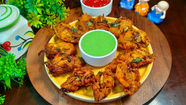 घर पर बनाएं मानसून स्नैक: सूजी के पकोड़े हरी चटनी के साथ | FoodzLife
