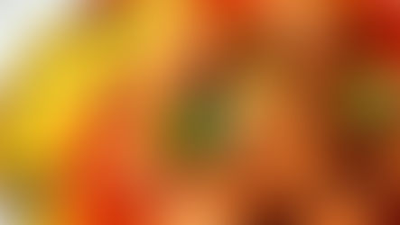 पारंपरिक कश्मीरी मटन रोगन जोश रेसिपी - मसालेदार मटन की करी को मीठे बसंती पुलाव के साथ परोसा गया है, जिसमें केसर की खुशबू और हरे धनिये से सजावट की गई है