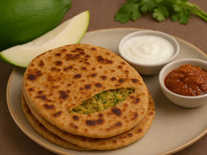 ताज़ा हरे कच्चे पपीते और कद्दूकस की हुई स्टफिंग के साथ परोसा गया देसी घी में सिका हुआ स्वादिष्ट Raw Papaya Stuffed Paratha, दही और अचार के साथ।