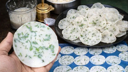 धनिया और करी पत्ते वाले chawal ke papad, स्टीम किए हुए और धूप में सुखाए जाने वाले चावल के पापड़, साथ में पापड़ बनाने के उपकरण