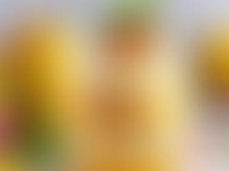 क्लोज-अप शॉट: गिलास में सजी हुई मैंगो मस्तानी (महाराष्ट्रीयन मैंगो मिल्कशेक) - ऊपर वनीला आइसक्रीम, कटे आम और चेरी से गार्निश की गई। गर्मियों के लिए परफेक्ट कोल्ड ड्रिंक रेसिपी