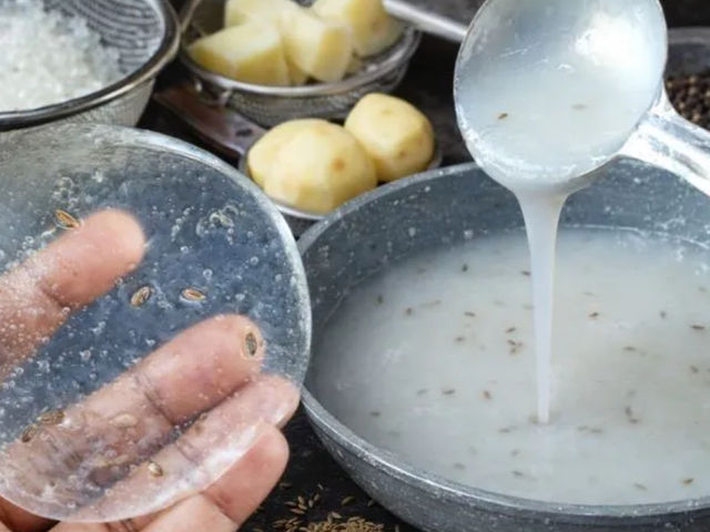 आलू और साबूदाना से बने पतले ट्रांसपेरेंट पापड़, घर पर पापड़ बनाने के पारंपरिक औज़ारों के साथ