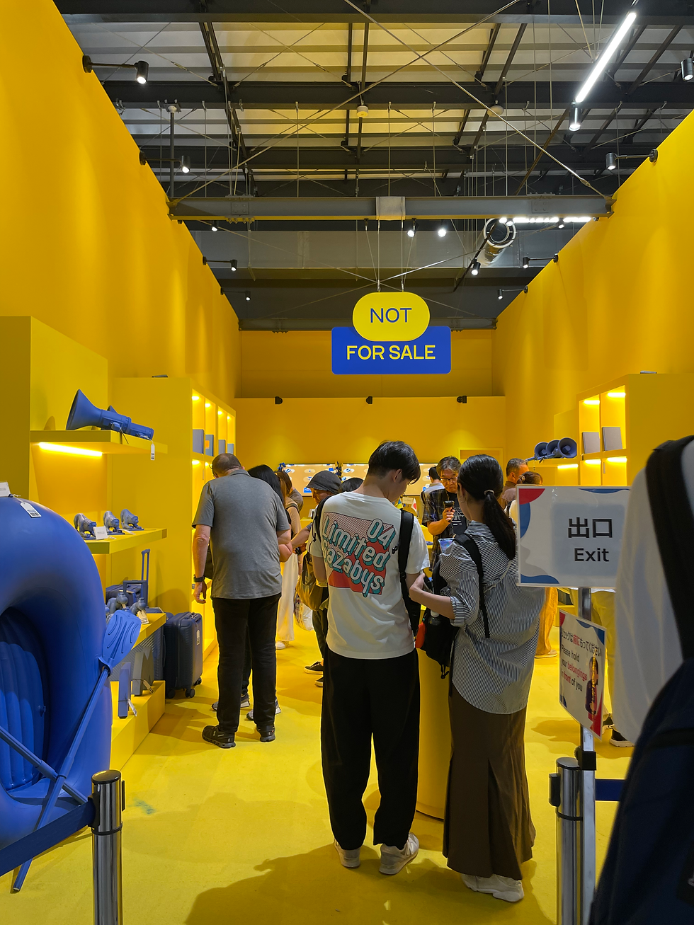 モノにリーダーをあてると、そのモノにまつわるエピソードが流れます