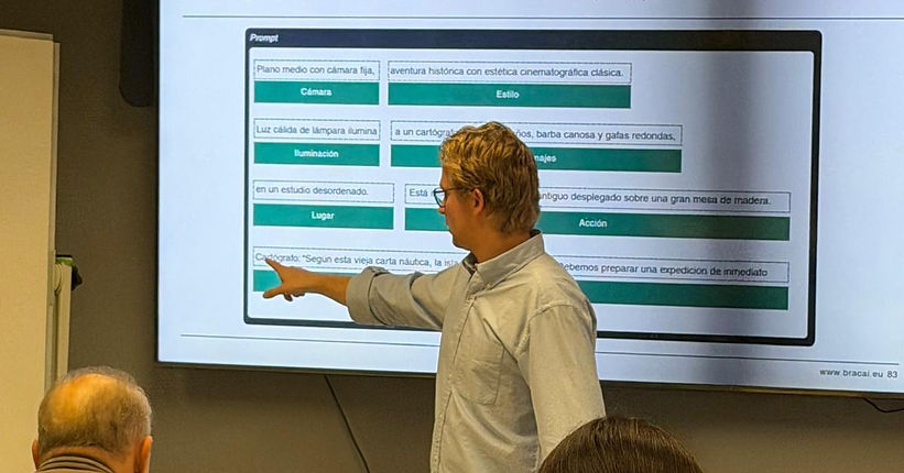 Finn underviser deltakerne i hvordan de skal strukturere en AI-prompt under en BRACAI-workshop.
