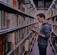 homme dans une bibliothèque