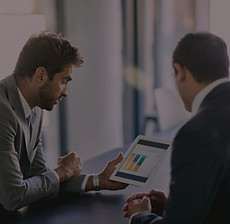 2 businessmans au travail autour d'une tablette