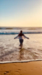 Spirituelle Mentorin Marion Mündel bei Seelenarbeit am Meer – Ahnenheilung, Inneres Kind & New Earth Frequenzen
