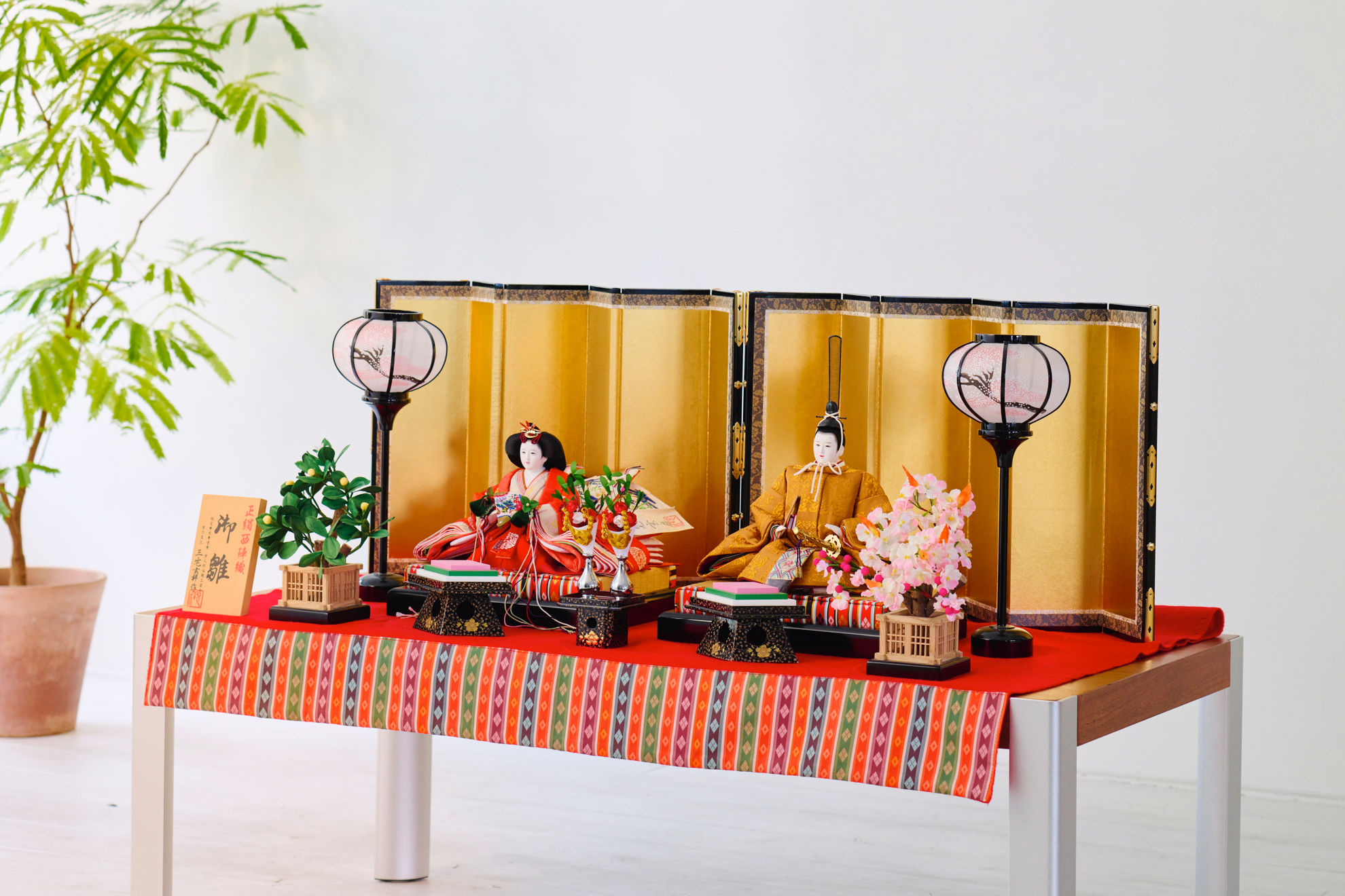 正絹黄櫨染御袍　六曲金箔屏風　ひな人形