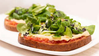 Tostada de "Mi habitación favorita" con canónigos queso y tomate
