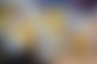 Mesa del Bar La Causa llena de platos a medio comer, aparecen entre otros unos nachos y una ensalada