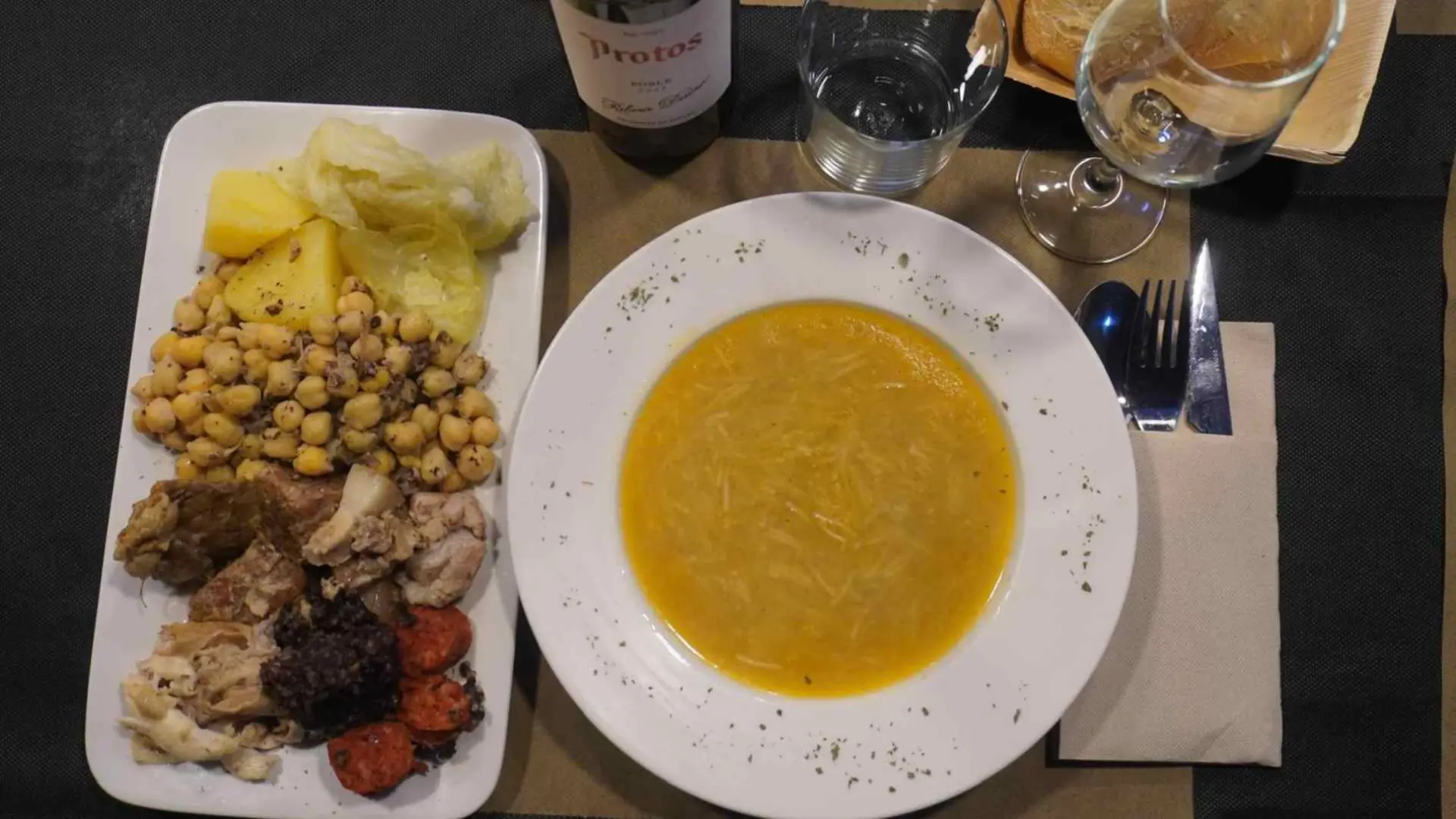 Cocido del restaurante "Dahlia" con un plato con caldo y el otro con chorizo, morcilla y garbanzos
