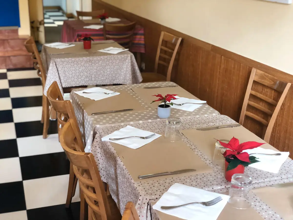 Interior del restaurante La Retama