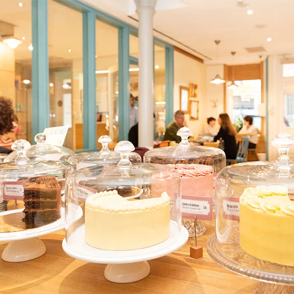 Interior de "Mi habitación favorita" con varias tartas 