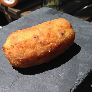 Croqueta de borraja del Entalto sobre un plato de pizarra