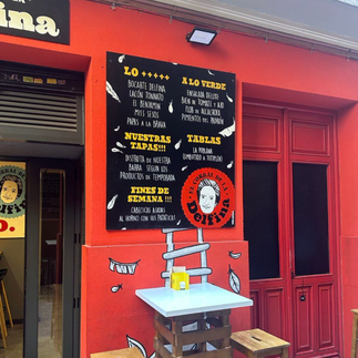Fachada de color rojo del corral de la delfina