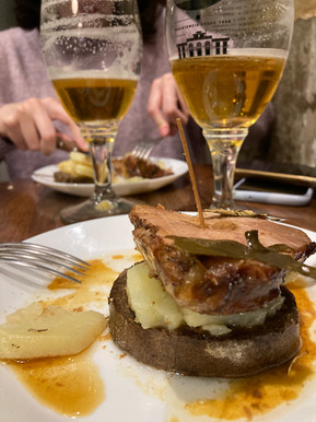 Caramelo de carmelo, tapa estrella de este bar y dos cervezas