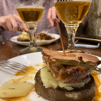 Caramelo de carmelo, una tapa de cordero con patatas, también aparecen dos cervezas