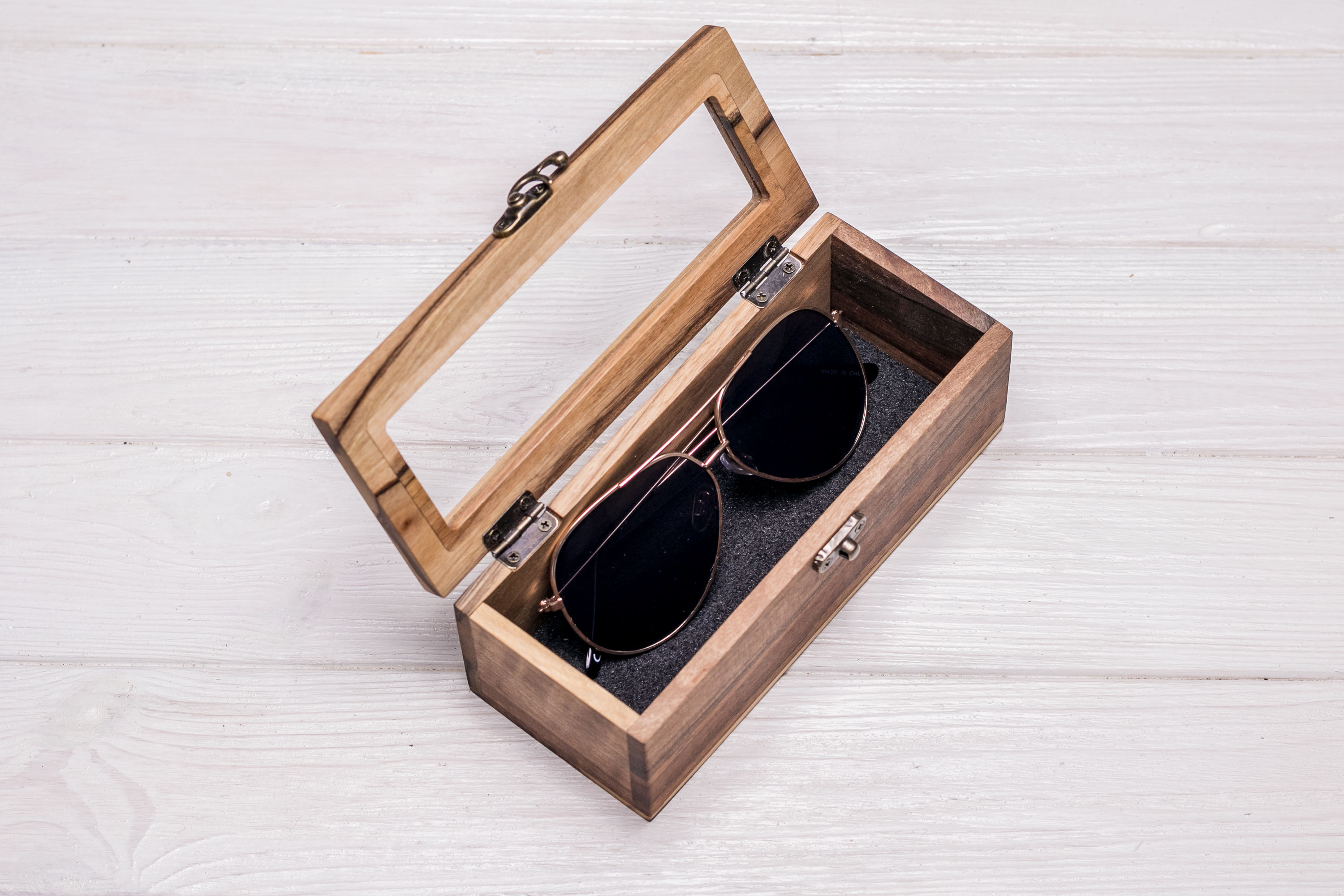 Деревянный футляр для 1 пар очков со стеклянной крышкой