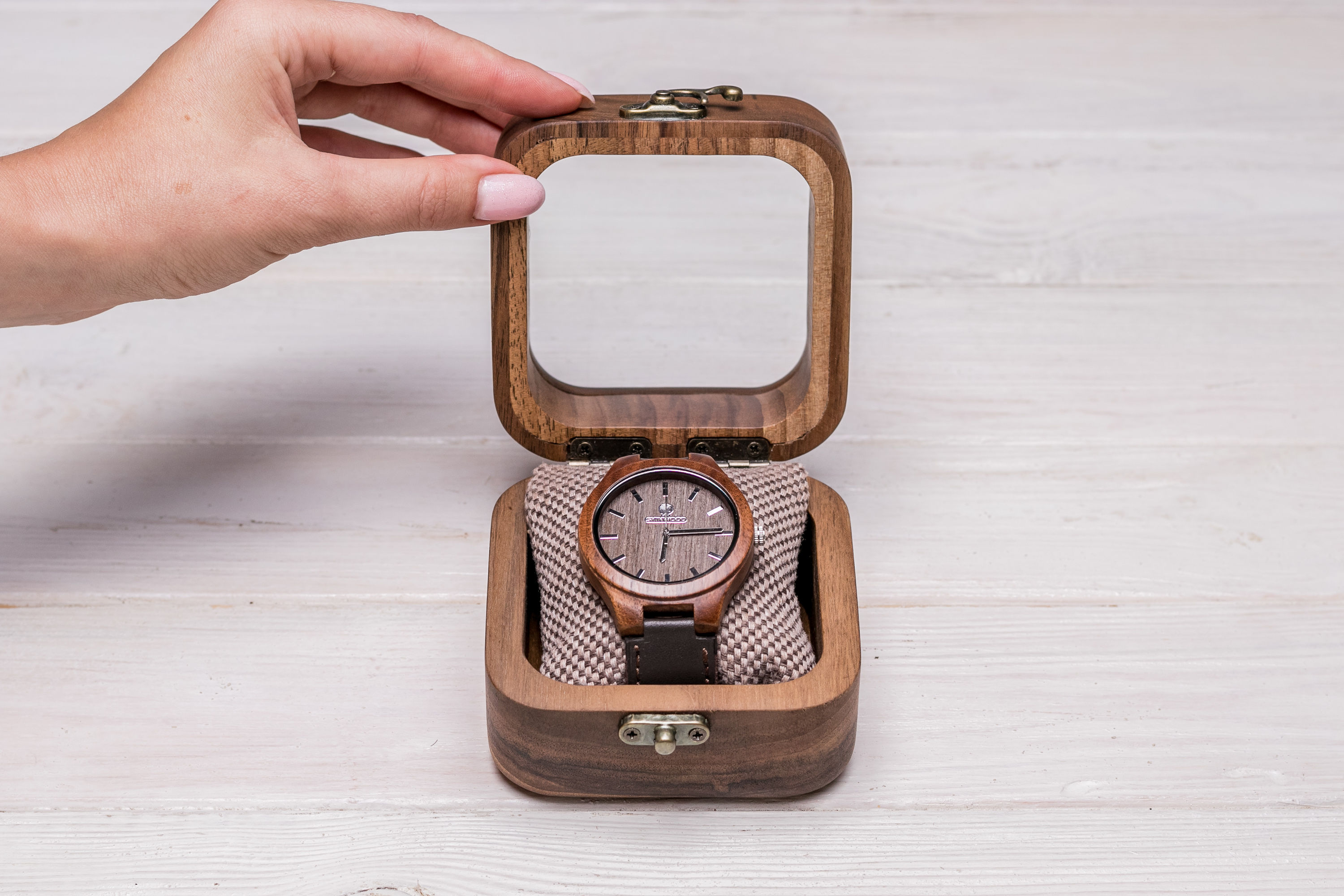 Цельная шкатулка для часов со стеклянной крышкой