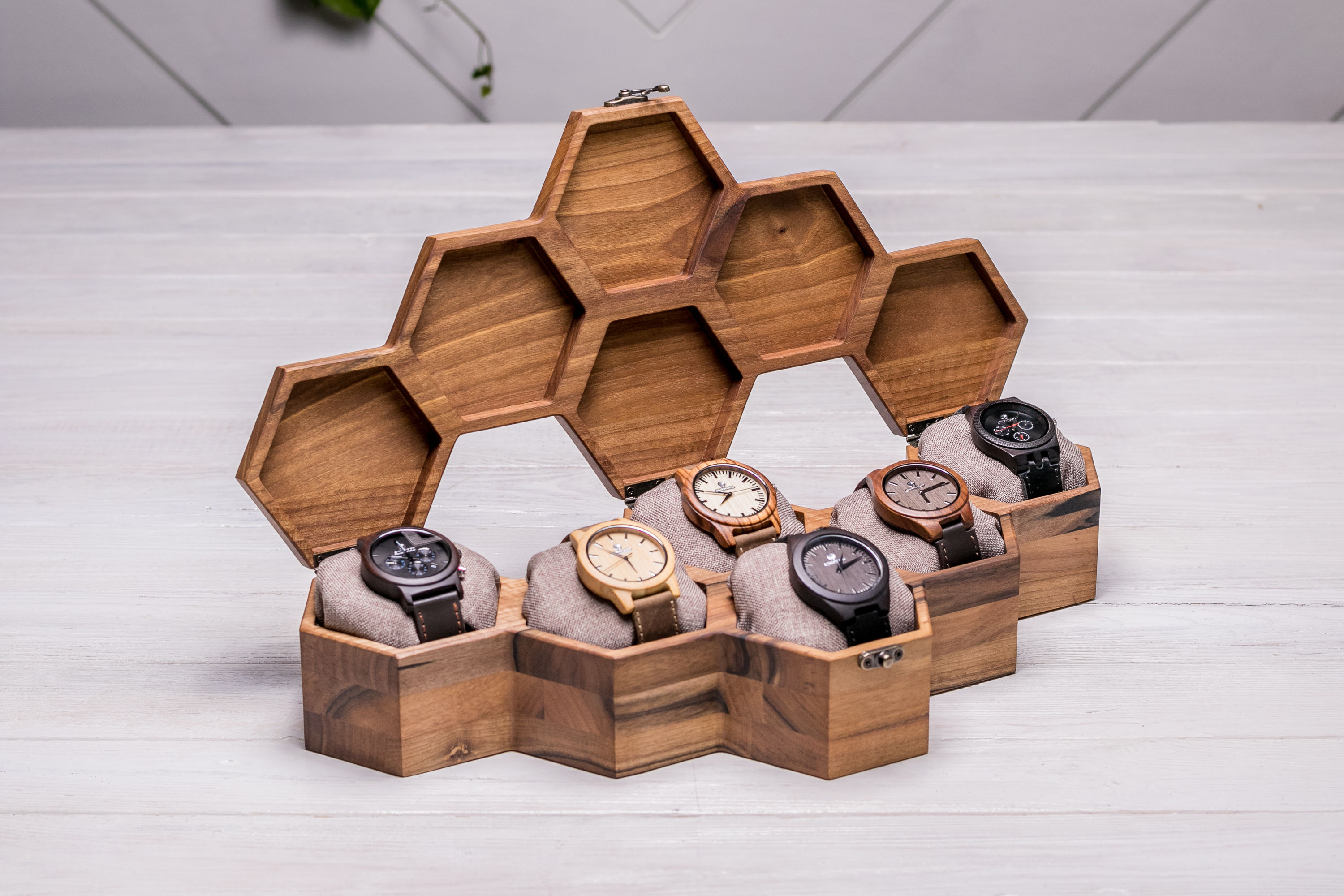 Сотовая шкатулка для 6 часов с деревянной крышкой