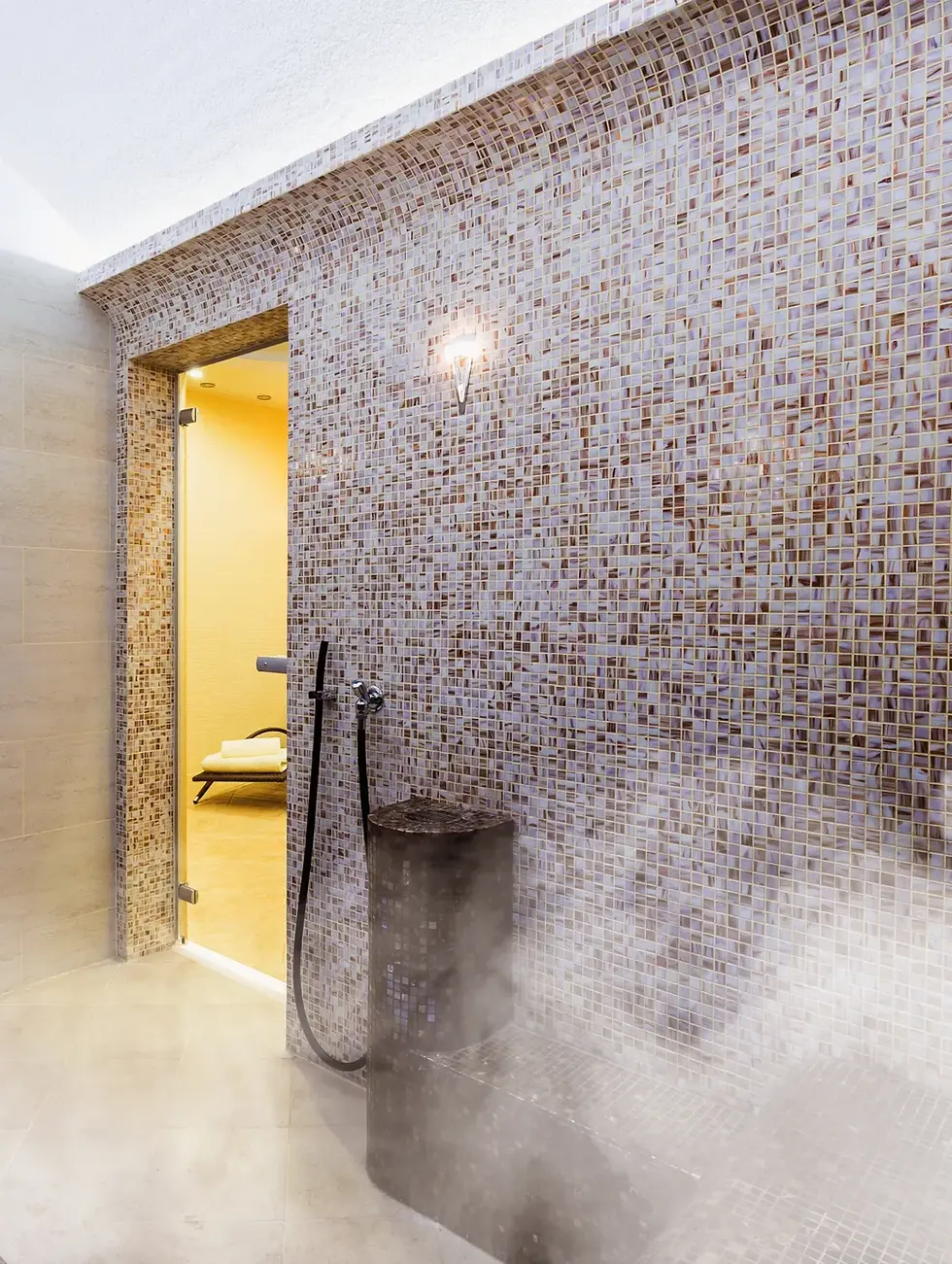Turkiškos pirties (Hamam) įrengimas – šviesi garinė su mozaikinėmis plytelėmis, garų rūku ir šiltu apšvietimu Lady Spa projekte