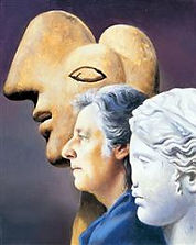 um homem entre duas estátuas