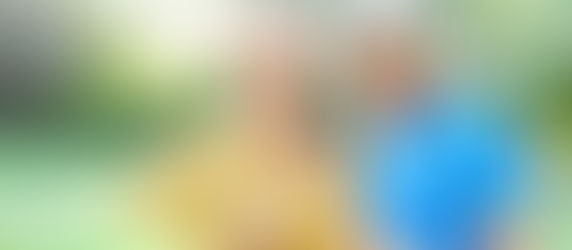 Ein Paar über 50 trainiert mit einer Fitness-App auf dem Smartphone, die KI analysiert Schritte und Fortschritt – Symbolbild für Fit bleiben mit Apps.