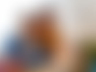 Eine Frau  über 50 arbeitet am Laptop, neben ihm läuft ein KI-Tool – Symbolbild für Arbeiten mit KI und neue Chancen im Berufsleben.