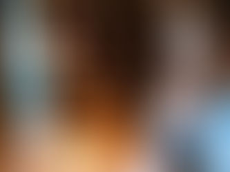 Ein Mann mit Brille sitzt nachdenklich vor einem Computerbildschirm mit Videokonferenz. Symbol für ethisches Bewusstsein, digitale Verantwortung und reflektiertes Handeln in der KI-Ära.