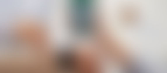 Eine Frau über 50 trainiert mit Fitness-App auf dem Tablet, eine KI misst Fortschritte – Symbolbild für KI als Gesundheitscoach.