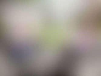 Ein älteres Paar sitzt entspannt im Garten und trinkt Kaffee – Symbolbild für Digital Detox und bewusste Auszeiten im Alltag mit KI.