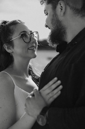 Uśmiechnięta Monika w okularach patrząca na Wiktora. Sesja narzeczeńska Jezioro Rusałka Kesja Stępka Fotografia