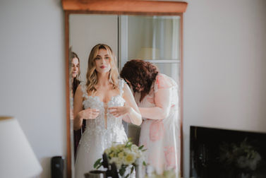 Panna młoda w białej sukni, przygotowania ślubne w odbiciu lustra, reportaż ślubny kesjastępka-fotograf