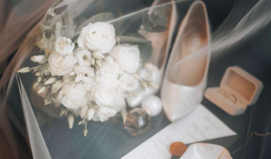 Buty, bukiet i obrączka ślubna. Oferta ślubna na eleganckim tle.