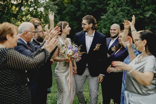 Panna młoda i pan młody wśród gości weselnych, Nina & Piotr- reportaż. kesjastępka-fotograf.