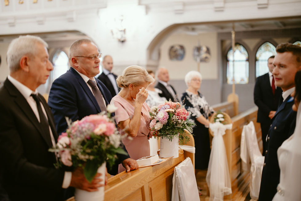 Goście weselni w kościele, emocje podczas ślubu. Karolina & Krzysztof- ślub kościelny.