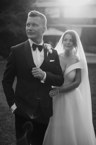 Fotograf ślubny Poznań- Uśmiechnięta para młoda na ślubie w czerni i bieli Oferta ślubna na zewnątrz.