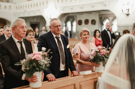 Rodzice obserwują ceremonię ślubną w kościele, Karolina & Krzysztof- reportaż ślubny kesjastępka-fotograf